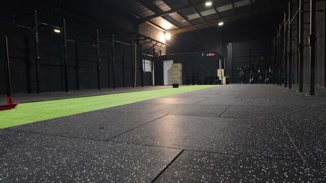 Zona de cardio y resistencia en Dark Training Club