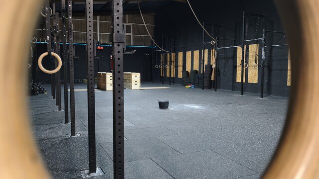 Zona de gimnasia y calistenia en Dark Training Club